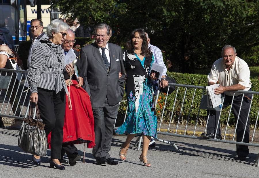 Numerosas personalidades de la política, la economía y la cultura de Asturias y de España han acompañado a la Princesa de Asturias en su primer acto en Covadonga. El ministro de Agricultura, Luis Planas, la delegada del Gobierno, Delia Losa, el presidente del Principado, Javier Fernández, el presidente y la directora de la Fundación Princesa, Luis Fernández Vega y Teresa Sanjurjo, eran algunos de los asistentes. Diputados, senadores, alcaldes y representantes de la Iglesia y los medios de comunicación han sido otros de los asistentes.