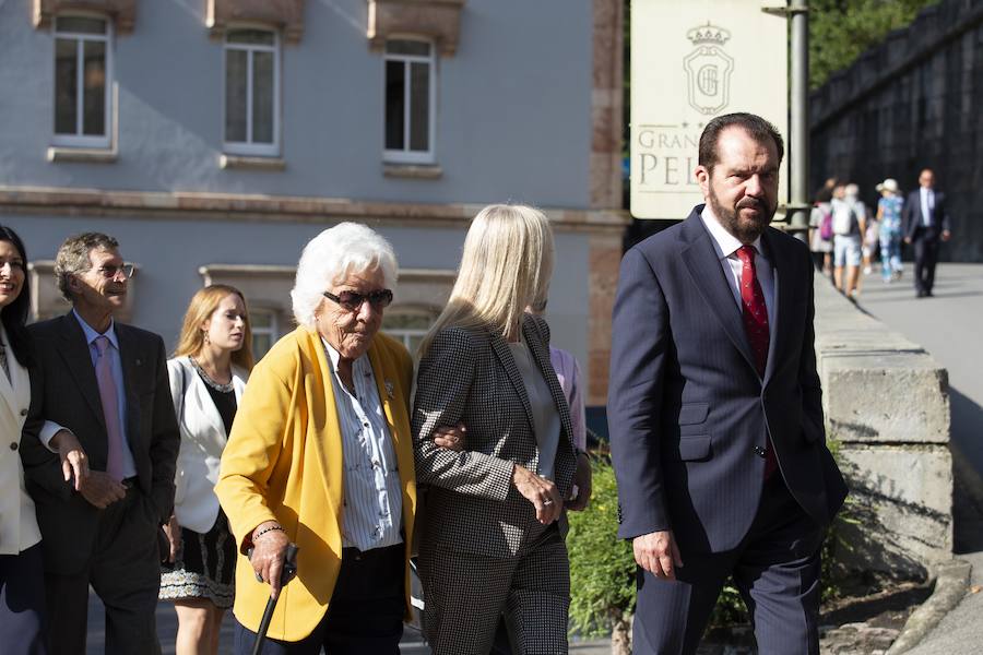 Numerosas personalidades de la política, la economía y la cultura de Asturias y de España han acompañado a la Princesa de Asturias en su primer acto en Covadonga. El ministro de Agricultura, Luis Planas, la delegada del Gobierno, Delia Losa, el presidente del Principado, Javier Fernández, el presidente y la directora de la Fundación Princesa, Luis Fernández Vega y Teresa Sanjurjo, eran algunos de los asistentes. Diputados, senadores, alcaldes y representantes de la Iglesia y los medios de comunicación han sido otros de los asistentes.