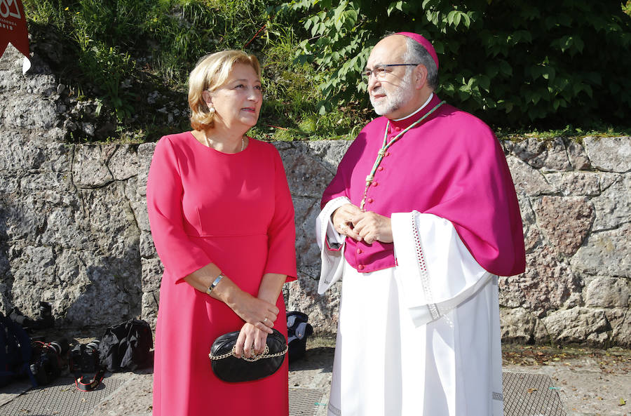 Numerosas personalidades de la política, la economía y la cultura de Asturias y de España han acompañado a la Princesa de Asturias en su primer acto en Covadonga. El ministro de Agricultura, Luis Planas, la delegada del Gobierno, Delia Losa, el presidente del Principado, Javier Fernández, el presidente y la directora de la Fundación Princesa, Luis Fernández Vega y Teresa Sanjurjo, eran algunos de los asistentes. Diputados, senadores, alcaldes y representantes de la Iglesia y los medios de comunicación han sido otros de los asistentes.