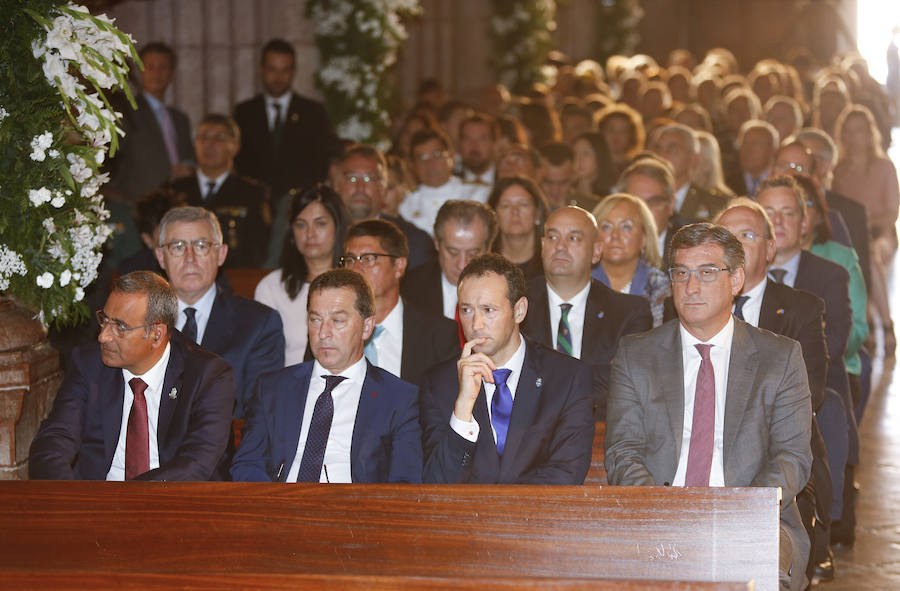 Numerosas personalidades de la política, la economía y la cultura de Asturias y de España han acompañado a la Princesa de Asturias en su primer acto en Covadonga. El ministro de Agricultura, Luis Planas, la delegada del Gobierno, Delia Losa, el presidente del Principado, Javier Fernández, el presidente y la directora de la Fundación Princesa, Luis Fernández Vega y Teresa Sanjurjo, eran algunos de los asistentes. Diputados, senadores, alcaldes y representantes de la Iglesia y los medios de comunicación han sido otros de los asistentes.