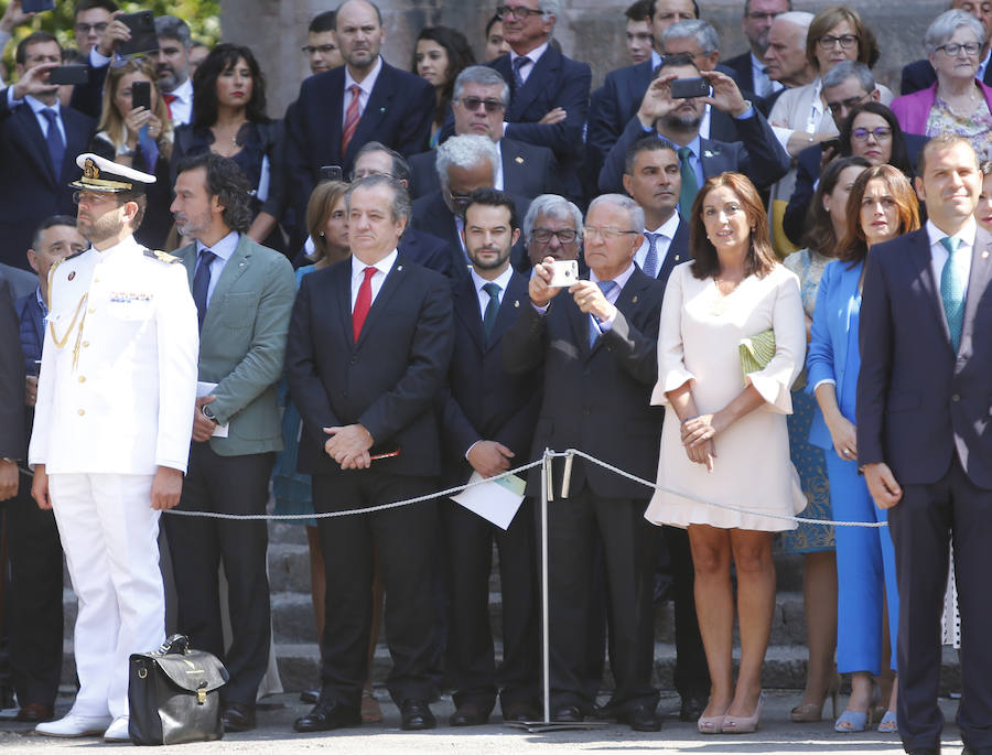 Numerosas personalidades de la política, la economía y la cultura de Asturias y de España han acompañado a la Princesa de Asturias en su primer acto en Covadonga. El ministro de Agricultura, Luis Planas, la delegada del Gobierno, Delia Losa, el presidente del Principado, Javier Fernández, el presidente y la directora de la Fundación Princesa, Luis Fernández Vega y Teresa Sanjurjo, eran algunos de los asistentes. Diputados, senadores, alcaldes y representantes de la Iglesia y los medios de comunicación han sido otros de los asistentes.