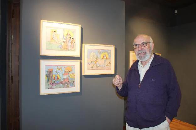José Ramón García, junto a sus cuadros, en la exposición. 