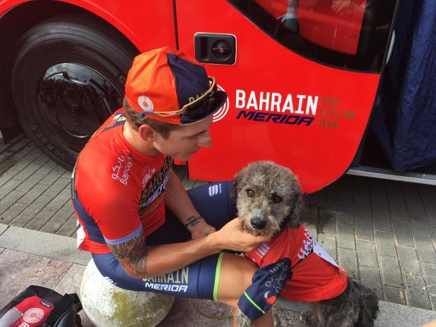 El gijonés Iván Cortina recibió la visita de 'Nalu', su perro. 