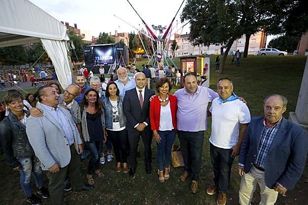 Roces. Montserrat López, de rojo en el centro, junto a la comisión de festejos antes del pregón. 
