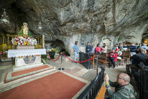 11.40 horas. La primera parada de los Reyes, la princesa Leonor y la infanta Sofía será en la Santa Cueva, donde acudirán a honrar a la Santina. 