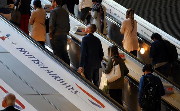 Una estación con publicidad de British Airways. 