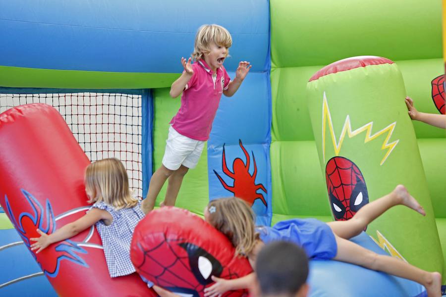 El club se llenó de múltiples juegos para los más pequeños.