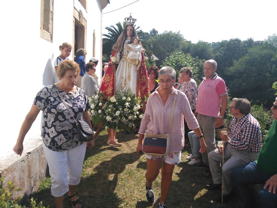 Centenares de romeros disfrutan de la última gran cita festiva del verano en el Occidente, la jira de Porcía. La emblemática alameda franquina es el lugar de encuentro de gentes de todas las edades que comparten la comida campestre y la romería tras la misa y procesión de Los Remedios. 