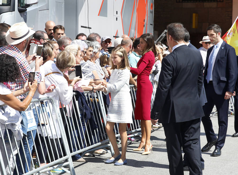 Este Día de Asturias, la princesa Leonor, heredera de la Corona, ha realizado su primera visita a Covadonga. Ha estado acompañada por sus padres, don Felipe y doña Letizia, y su hermana, la infanta Sofía.