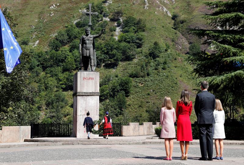 Este Día de Asturias, la princesa Leonor, heredera de la Corona, ha realizado su primera visita a Covadonga. Ha estado acompañada por sus padres, don Felipe y doña Letizia, y su hermana, la infanta Sofía.