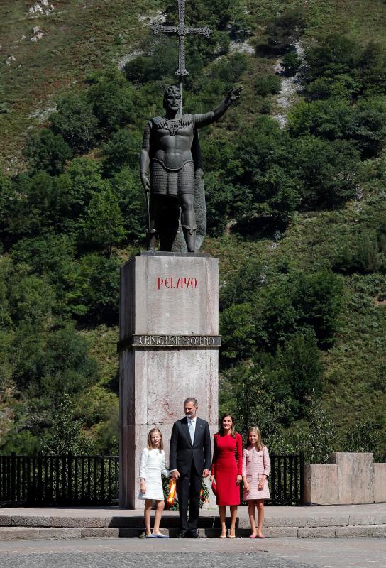 Este Día de Asturias, la princesa Leonor, heredera de la Corona, ha realizado su primera visita a Covadonga. Ha estado acompañada por sus padres, don Felipe y doña Letizia, y su hermana, la infanta Sofía.