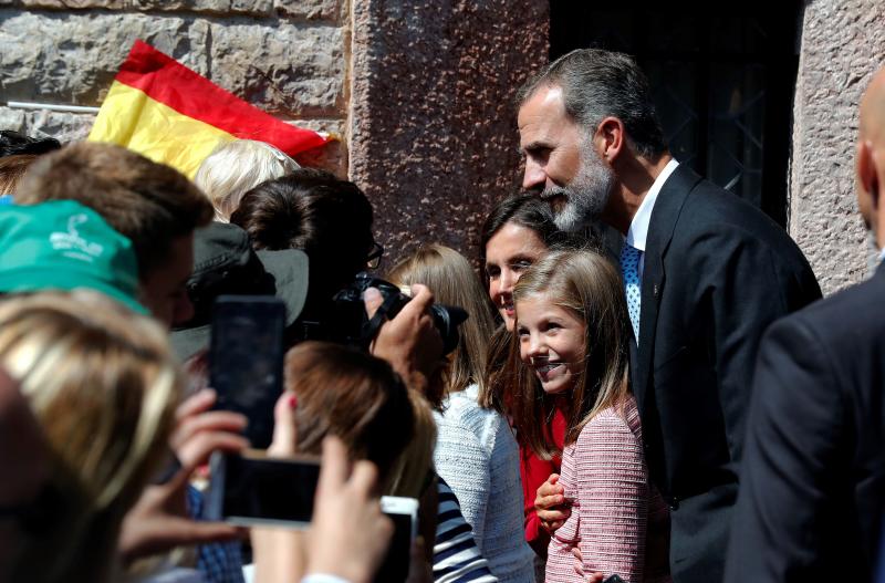 Este Día de Asturias, la princesa Leonor, heredera de la Corona, ha realizado su primera visita a Covadonga. Ha estado acompañada por sus padres, don Felipe y doña Letizia, y su hermana, la infanta Sofía.