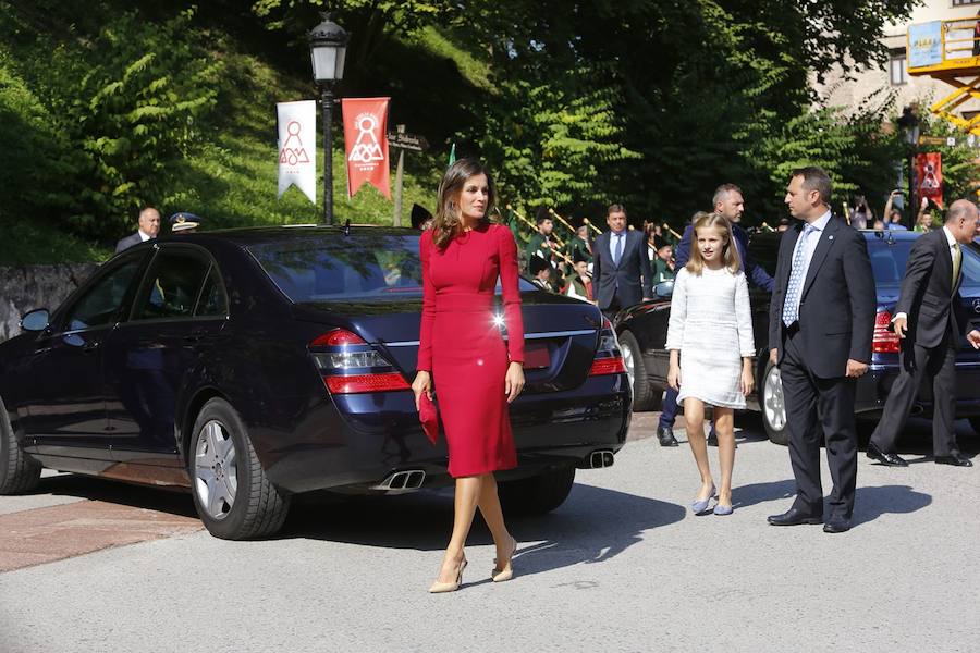 Este Día de Asturias, la princesa Leonor, heredera de la Corona, ha realizado su primera visita a Covadonga. Ha estado acompañada por sus padres, don Felipe y doña Letizia, y su hermana, la infanta Sofía.