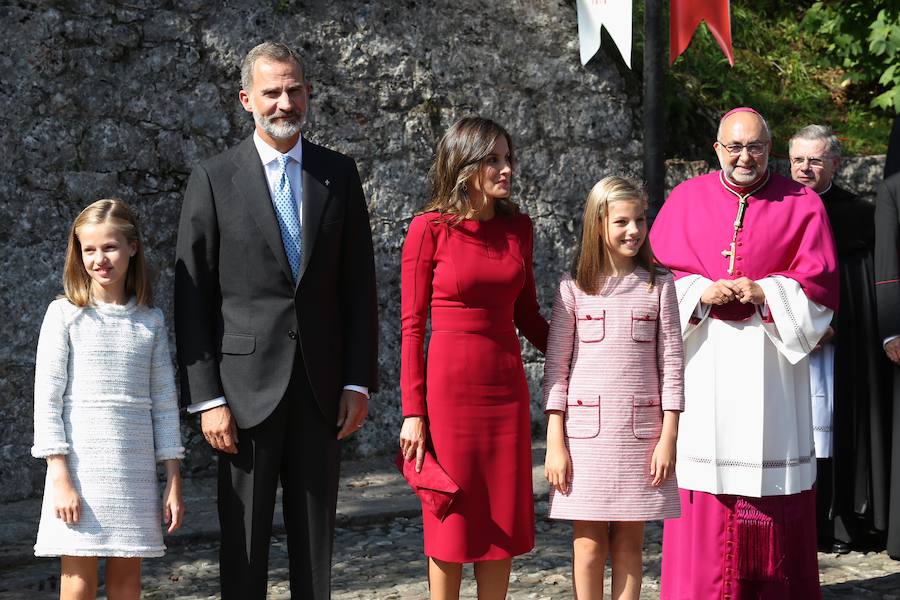 Este Día de Asturias, la princesa Leonor, heredera de la Corona, ha realizado su primera visita a Covadonga. Ha estado acompañada por sus padres, don Felipe y doña Letizia, y su hermana, la infanta Sofía.