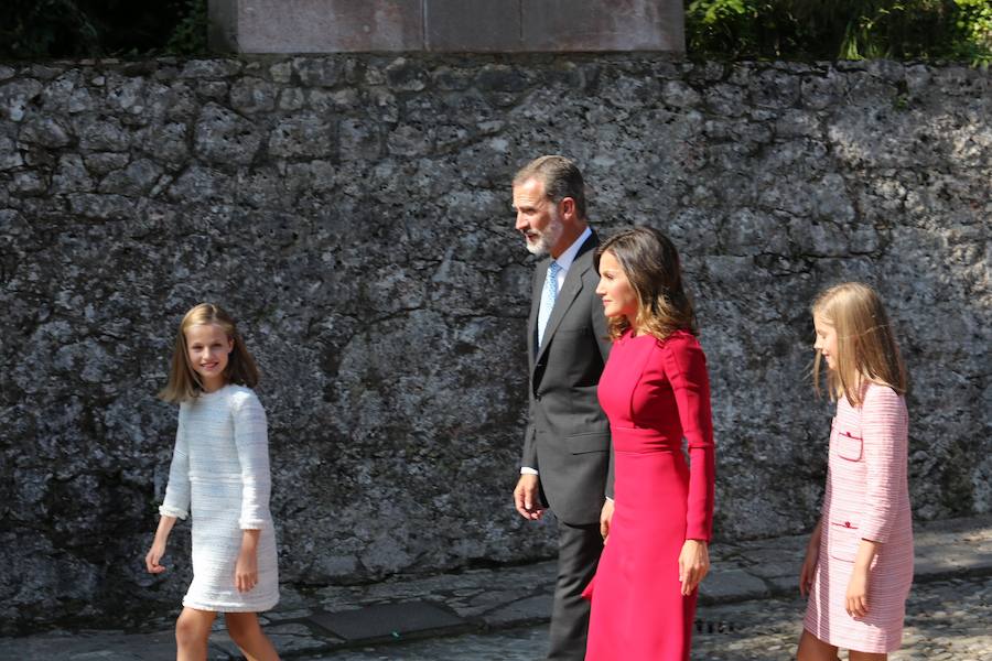 Este Día de Asturias, la princesa Leonor, heredera de la Corona, ha realizado su primera visita a Covadonga. Ha estado acompañada por sus padres, don Felipe y doña Letizia, y su hermana, la infanta Sofía.