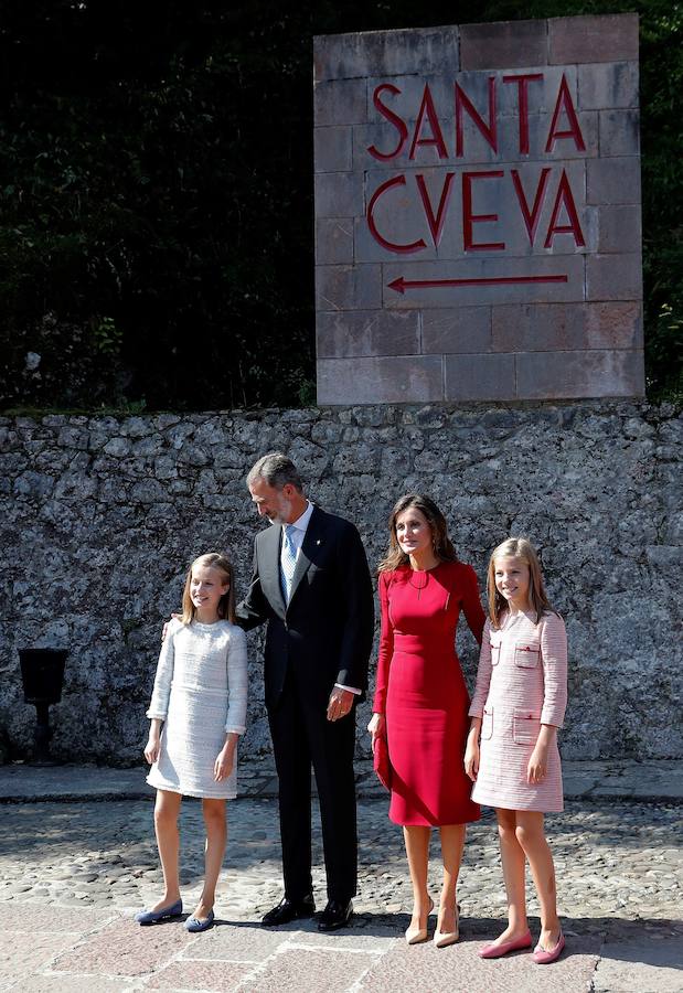 Este Día de Asturias, la princesa Leonor, heredera de la Corona, ha realizado su primera visita a Covadonga. Ha estado acompañada por sus padres, don Felipe y doña Letizia, y su hermana, la infanta Sofía.