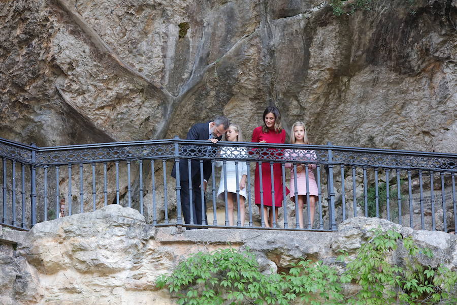 Este Día de Asturias, la princesa Leonor, heredera de la Corona, ha realizado su primera visita a Covadonga. Ha estado acompañada por sus padres, don Felipe y doña Letizia, y su hermana, la infanta Sofía.