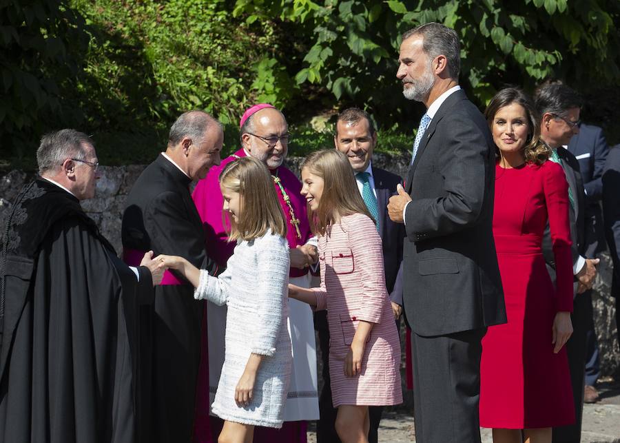 Este Día de Asturias, la princesa Leonor, heredera de la Corona, ha realizado su primera visita a Covadonga. Ha estado acompañada por sus padres, don Felipe y doña Letizia, y su hermana, la infanta Sofía.