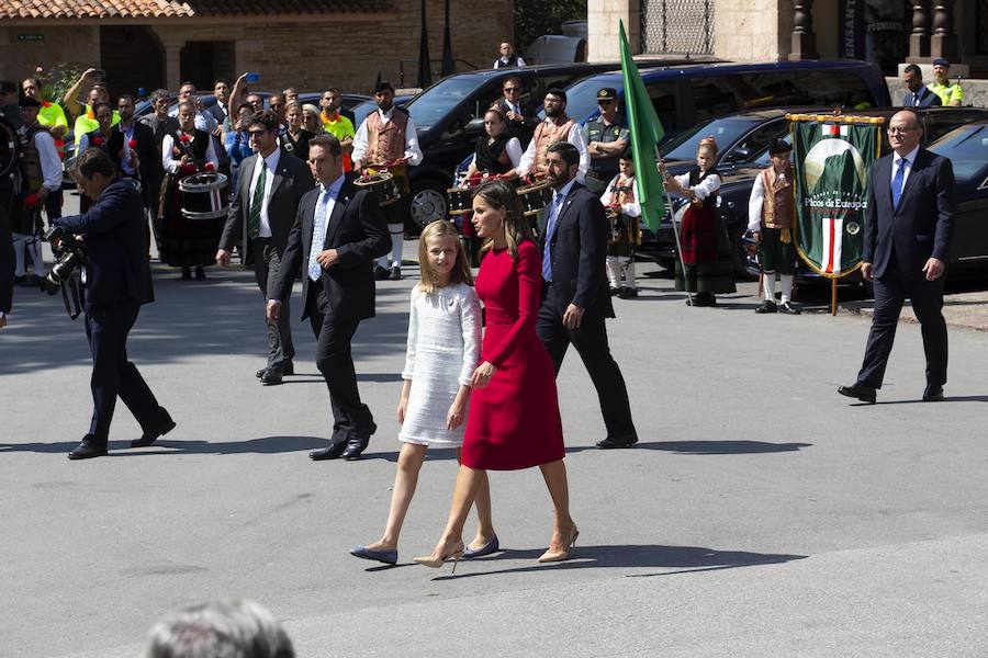 Este Día de Asturias, la princesa Leonor, heredera de la Corona, ha realizado su primera visita a Covadonga. Ha estado acompañada por sus padres, don Felipe y doña Letizia, y su hermana, la infanta Sofía.