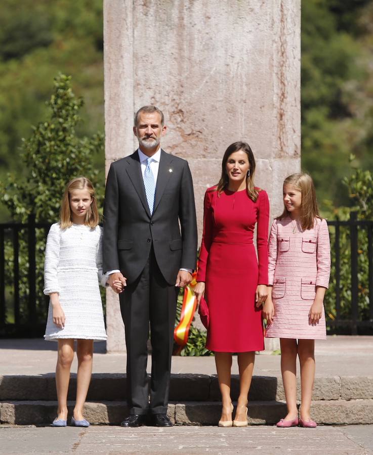 Este Día de Asturias, la princesa Leonor, heredera de la Corona, ha realizado su primera visita a Covadonga. Ha estado acompañada por sus padres, don Felipe y doña Letizia, y su hermana, la infanta Sofía.