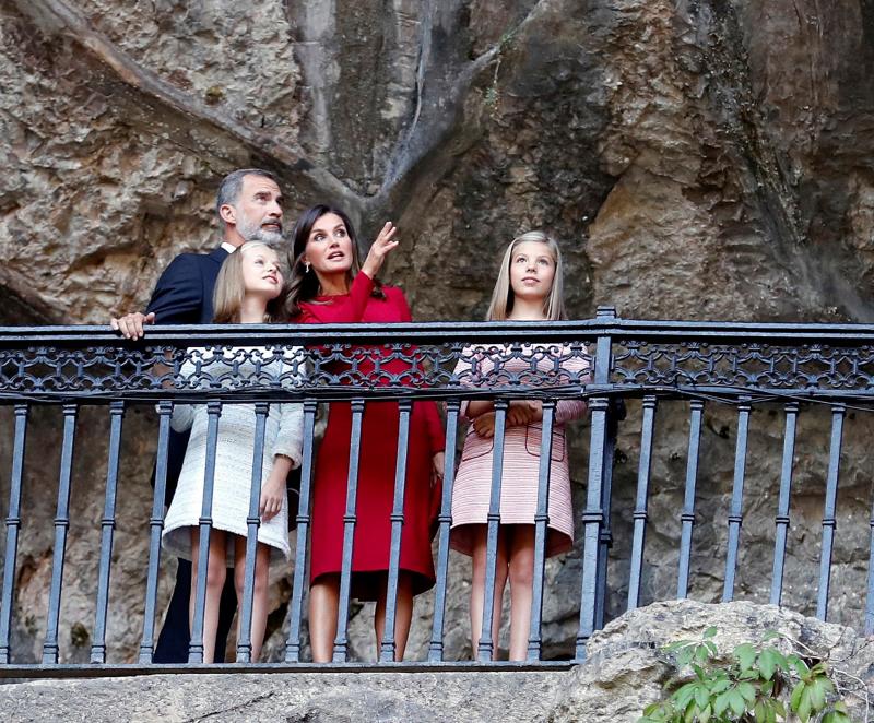 Este Día de Asturias, la princesa Leonor, heredera de la Corona, ha realizado su primera visita a Covadonga. Ha estado acompañada por sus padres, don Felipe y doña Letizia, y su hermana, la infanta Sofía.