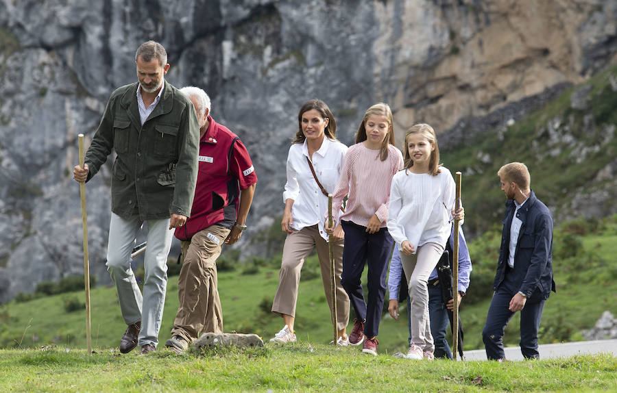 Este Día de Asturias, la princesa Leonor, heredera de la Corona, ha realizado su primera visita a Covadonga. Ha estado acompañada por sus padres, don Felipe y doña Letizia, y su hermana, la infanta Sofía.