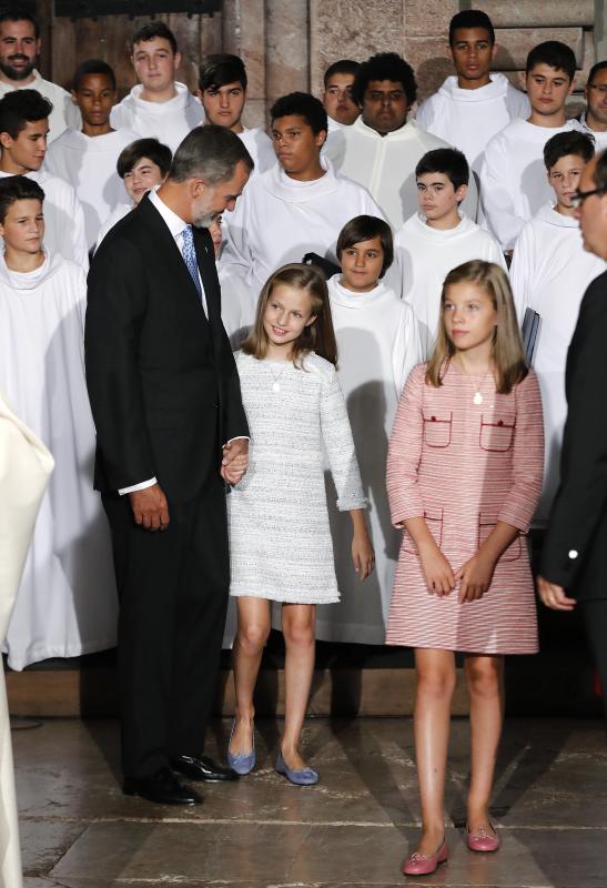 Este Día de Asturias, la princesa Leonor, heredera de la Corona, ha realizado su primera visita a Covadonga. Ha estado acompañada por sus padres, don Felipe y doña Letizia, y su hermana, la infanta Sofía.