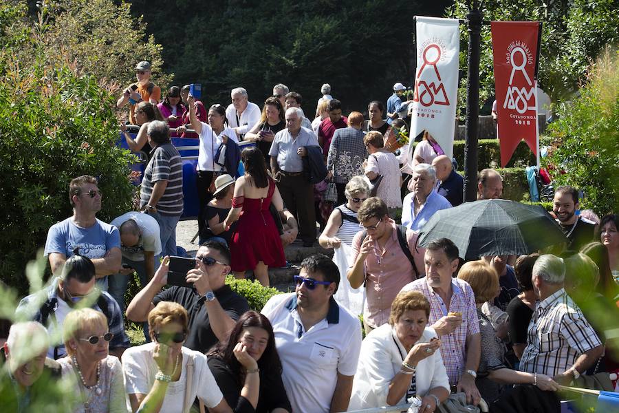 Centenares de personas se han desplazado a Covadonga para ser testigos de un día histórico: la primera visita de la Princesa de Asturias al Real Sitio. 