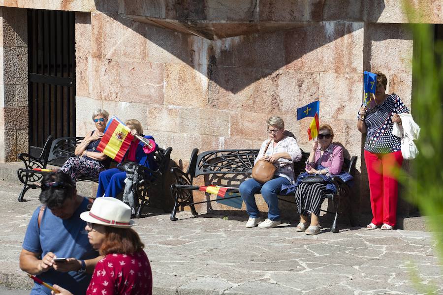 Centenares de personas se han desplazado a Covadonga para ser testigos de un día histórico: la primera visita de la Princesa de Asturias al Real Sitio. 