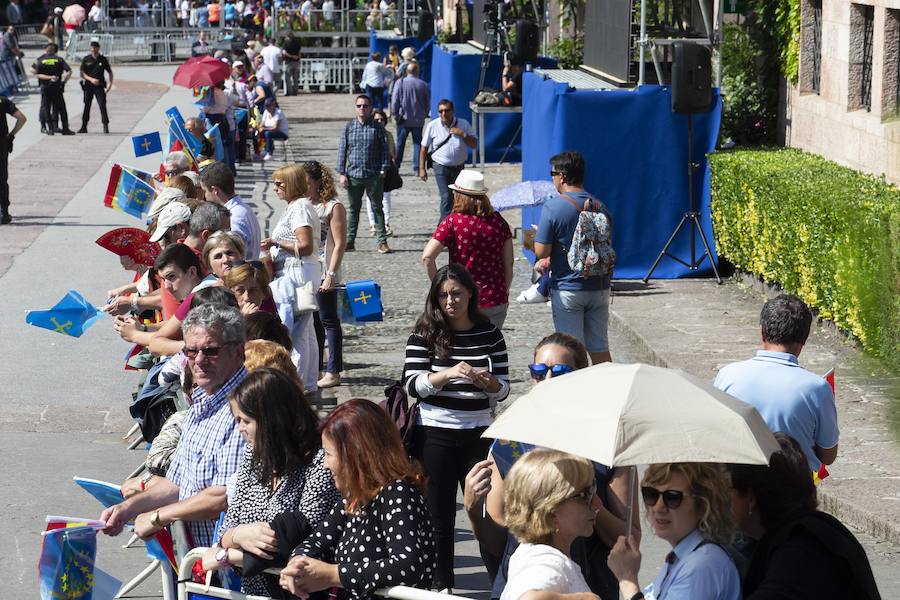 Centenares de personas se han desplazado a Covadonga para ser testigos de un día histórico: la primera visita de la Princesa de Asturias al Real Sitio. 