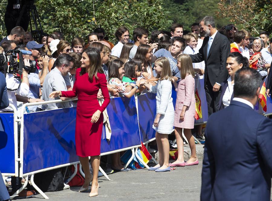 Centenares de personas se han desplazado a Covadonga para ser testigos de un día histórico: la primera visita de la Princesa de Asturias al Real Sitio. 