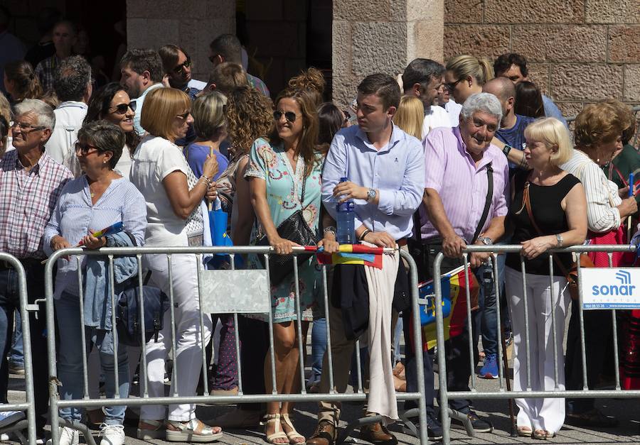 Centenares de personas se han desplazado a Covadonga para ser testigos de un día histórico: la primera visita de la Princesa de Asturias al Real Sitio. 