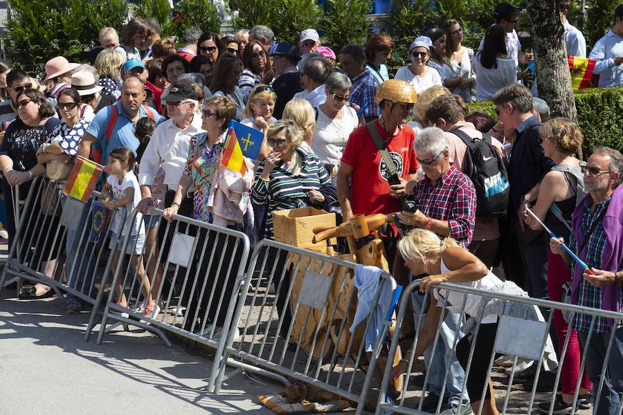 Centenares de personas se han desplazado a Covadonga para ser testigos de un día histórico: la primera visita de la Princesa de Asturias al Real Sitio. 