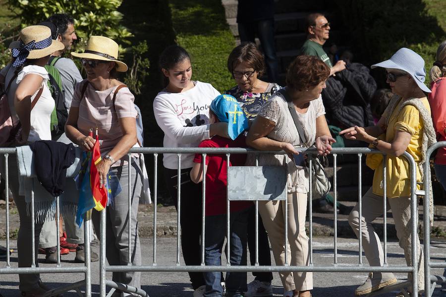 Centenares de personas se han desplazado a Covadonga para ser testigos de un día histórico: la primera visita de la Princesa de Asturias al Real Sitio. 