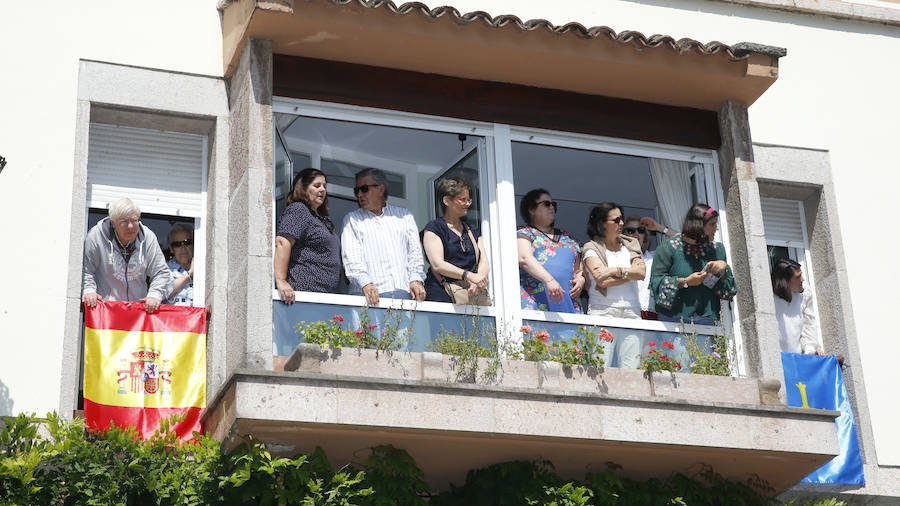 Centenares de personas se han desplazado a Covadonga para ser testigos de un día histórico: la primera visita de la Princesa de Asturias al Real Sitio. 