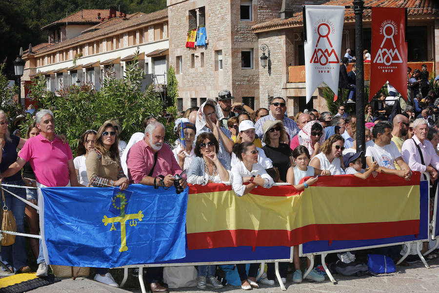 Centenares de personas se han desplazado a Covadonga para ser testigos de un día histórico: la primera visita de la Princesa de Asturias al Real Sitio. 