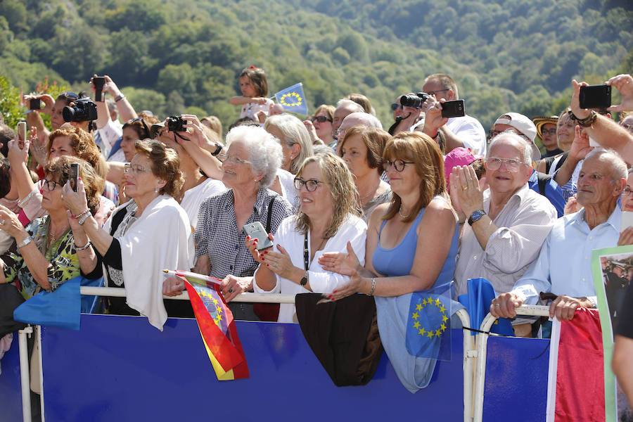 Centenares de personas se han desplazado a Covadonga para ser testigos de un día histórico: la primera visita de la Princesa de Asturias al Real Sitio. 