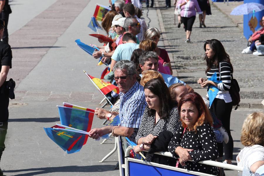 Centenares de personas se han desplazado a Covadonga para ser testigos de un día histórico: la primera visita de la Princesa de Asturias al Real Sitio. 