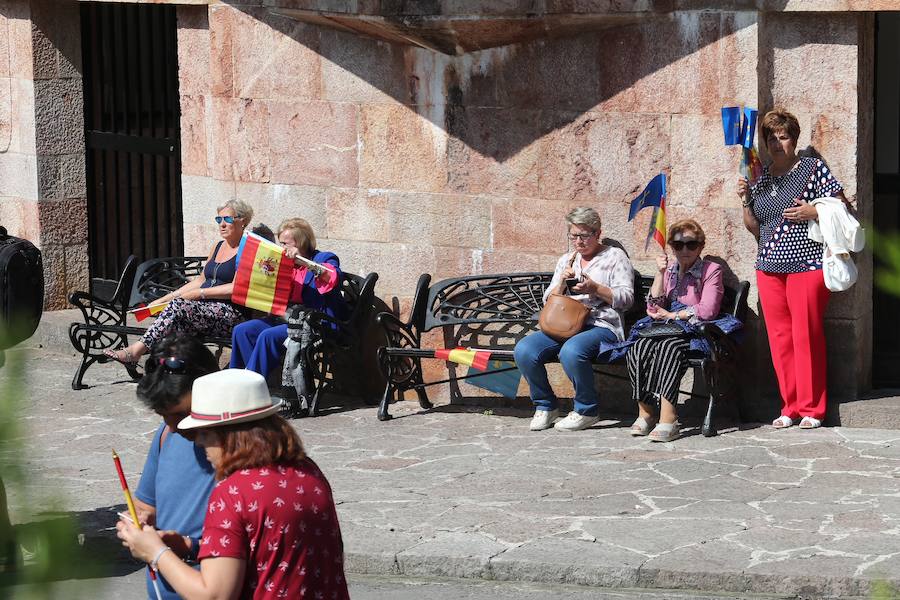 Centenares de personas se han desplazado a Covadonga para ser testigos de un día histórico: la primera visita de la Princesa de Asturias al Real Sitio. 