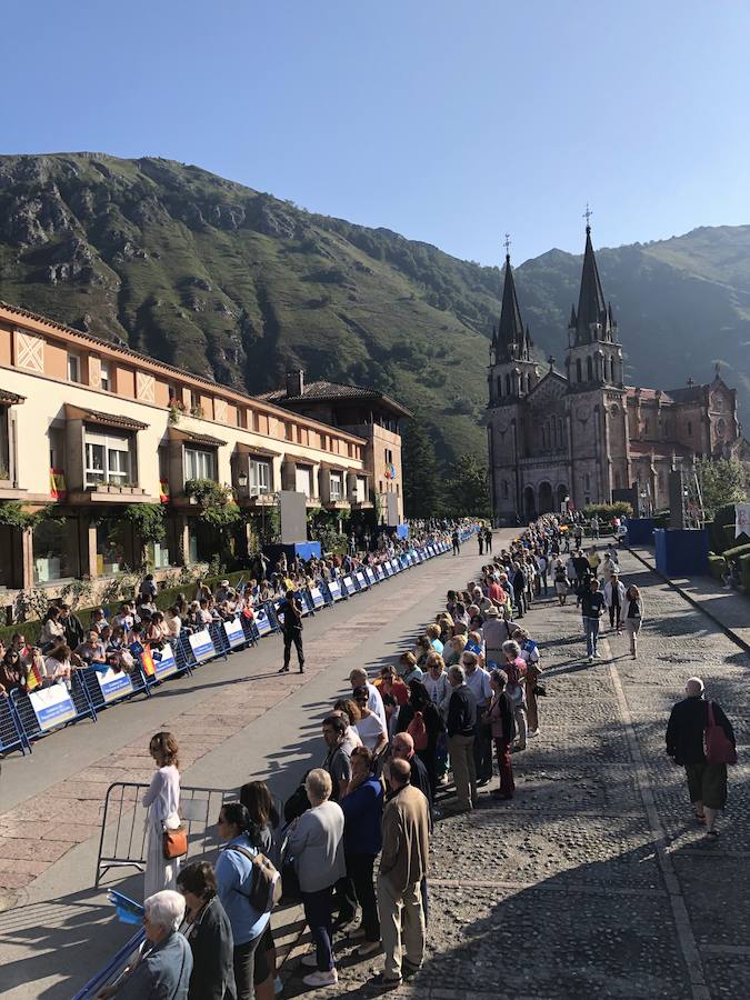 Centenares de personas se han desplazado a Covadonga para ser testigos de un día histórico: la primera visita de la Princesa de Asturias al Real Sitio. 