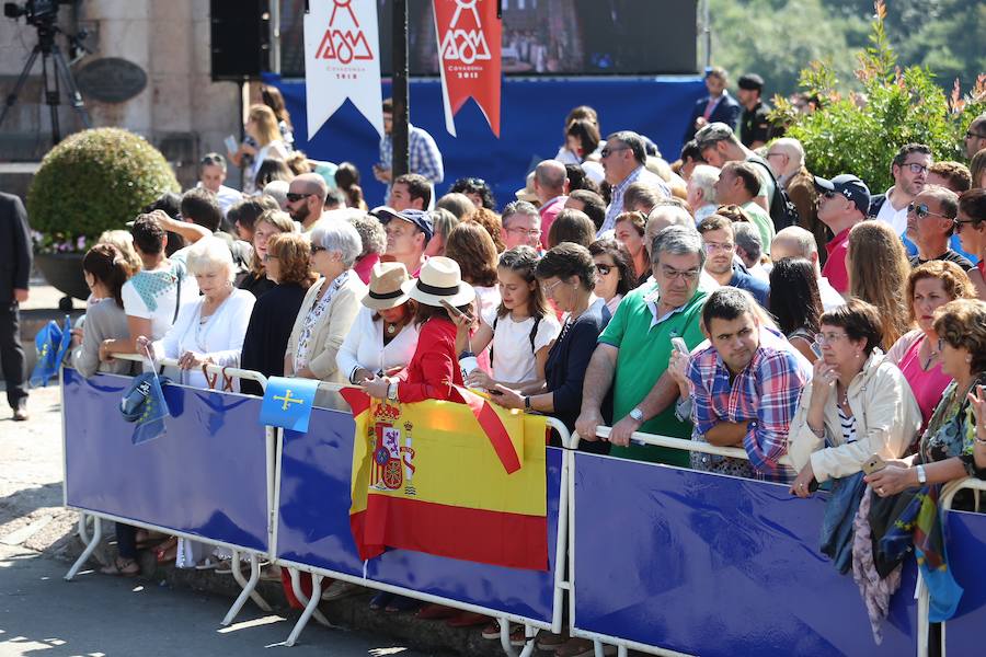 Centenares de personas se han desplazado a Covadonga para ser testigos de un día histórico: la primera visita de la Princesa de Asturias al Real Sitio. 