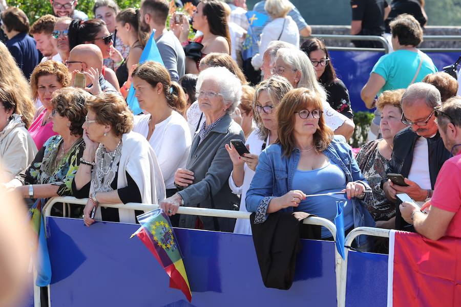 Centenares de personas se han desplazado a Covadonga para ser testigos de un día histórico: la primera visita de la Princesa de Asturias al Real Sitio. 