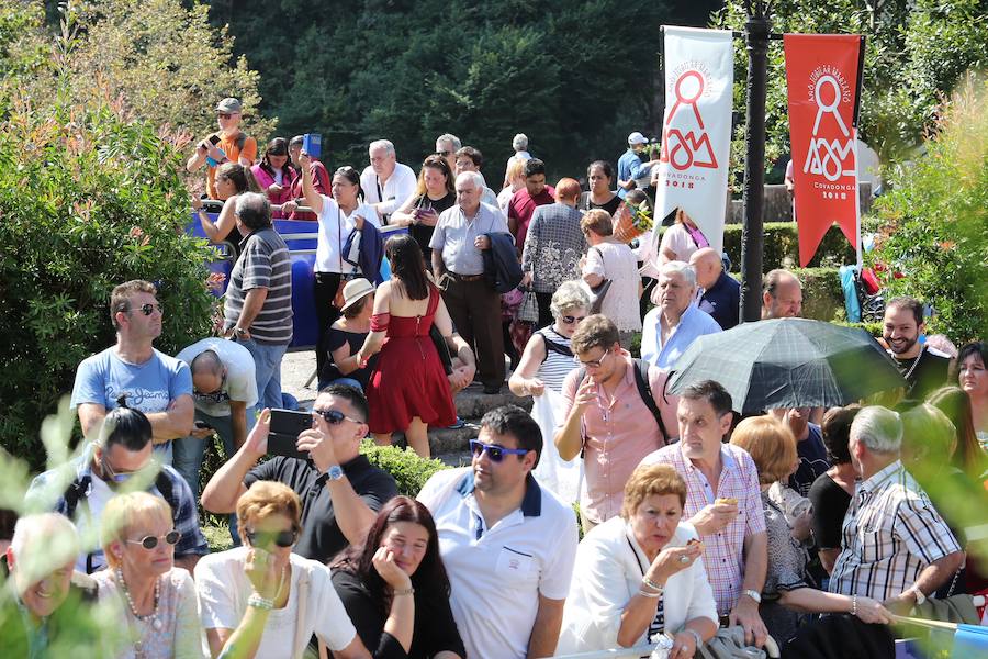 Centenares de personas se han desplazado a Covadonga para ser testigos de un día histórico: la primera visita de la Princesa de Asturias al Real Sitio. 