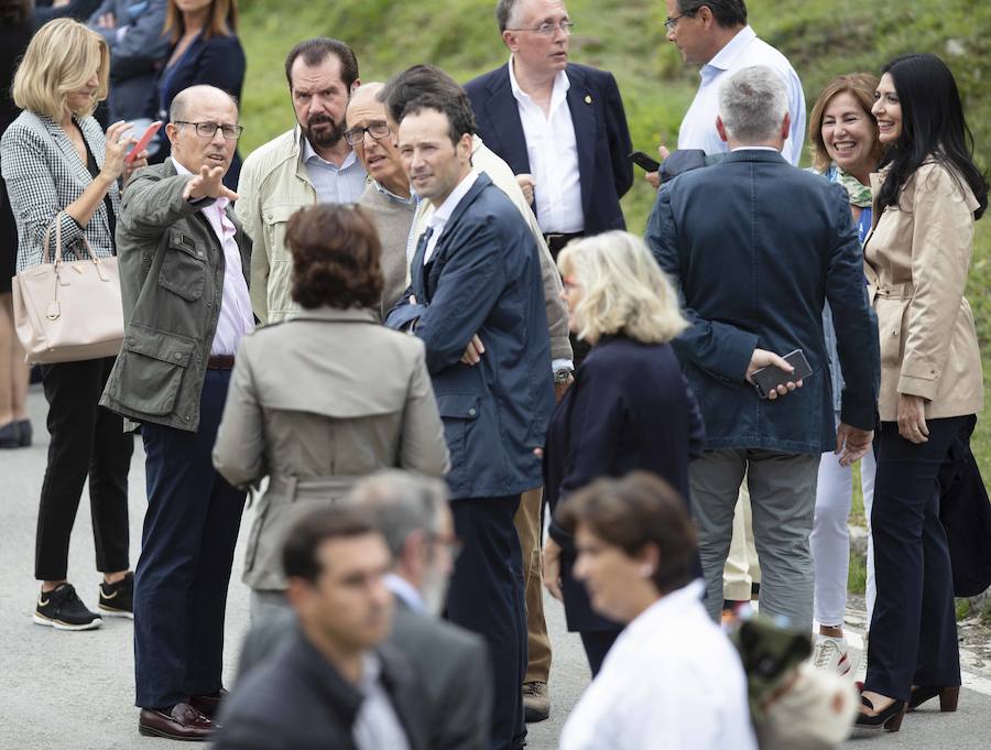 Centenares de personas se han desplazado a Covadonga para ser testigos de un día histórico: la primera visita de la Princesa de Asturias al Real Sitio. 