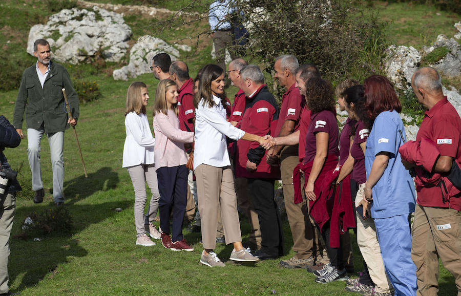 Centenares de personas se han desplazado a Covadonga para ser testigos de un día histórico: la primera visita de la Princesa de Asturias al Real Sitio. 