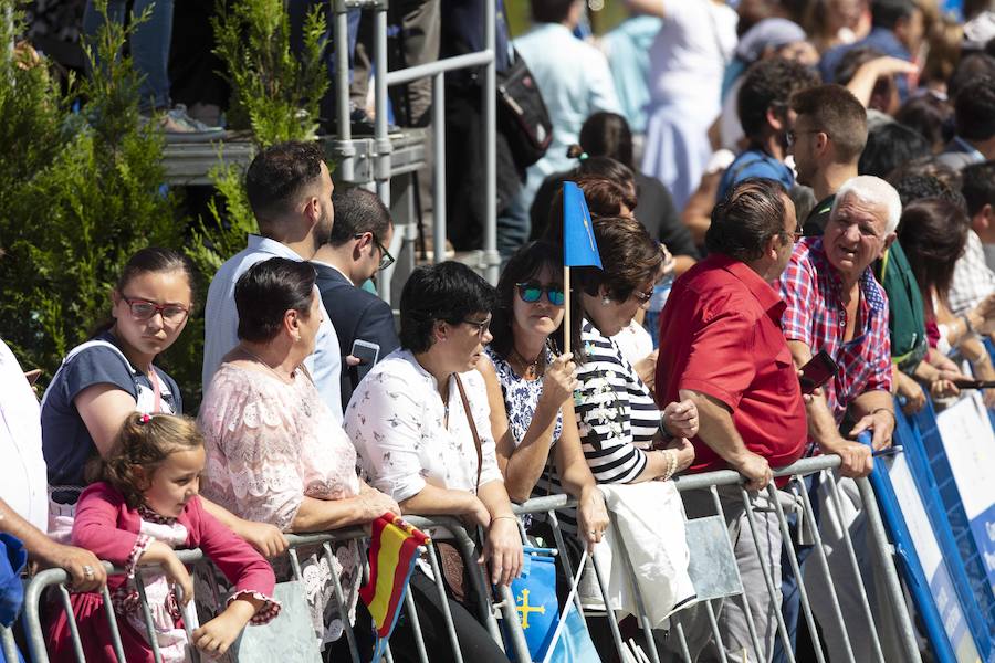 Centenares de personas se han desplazado a Covadonga para ser testigos de un día histórico: la primera visita de la Princesa de Asturias al Real Sitio. 