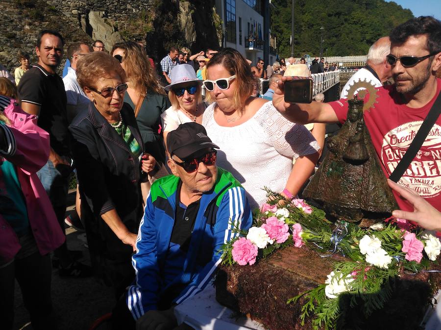 Decenas de personas se han congregado en el puerto de Cudillero para ver, un año más, a los submarinistas del Grupo Ensidesa de Actividades Subacuáticas (Club GEAS) sacar la imagen de la Santina del fondo del mar, una tradición que se remonta al año 1992. Tras llevar la talla en procesión hasta la iglesia, donde presidió la misa, fue devuelta al fondo marino, de donde resurgirá el próximo 8 de septiembre.