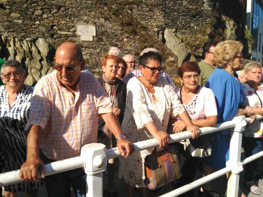 Decenas de personas se han congregado en el puerto de Cudillero para ver, un año más, a los submarinistas del Grupo Ensidesa de Actividades Subacuáticas (Club GEAS) sacar la imagen de la Santina del fondo del mar, una tradición que se remonta al año 1992. Tras llevar la talla en procesión hasta la iglesia, donde presidió la misa, fue devuelta al fondo marino, de donde resurgirá el próximo 8 de septiembre.