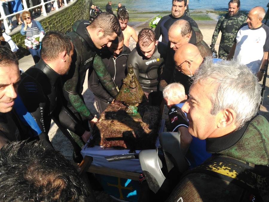 Decenas de personas se han congregado en el puerto de Cudillero para ver, un año más, a los submarinistas del Grupo Ensidesa de Actividades Subacuáticas (Club GEAS) sacar la imagen de la Santina del fondo del mar, una tradición que se remonta al año 1992. Tras llevar la talla en procesión hasta la iglesia, donde presidió la misa, fue devuelta al fondo marino, de donde resurgirá el próximo 8 de septiembre.