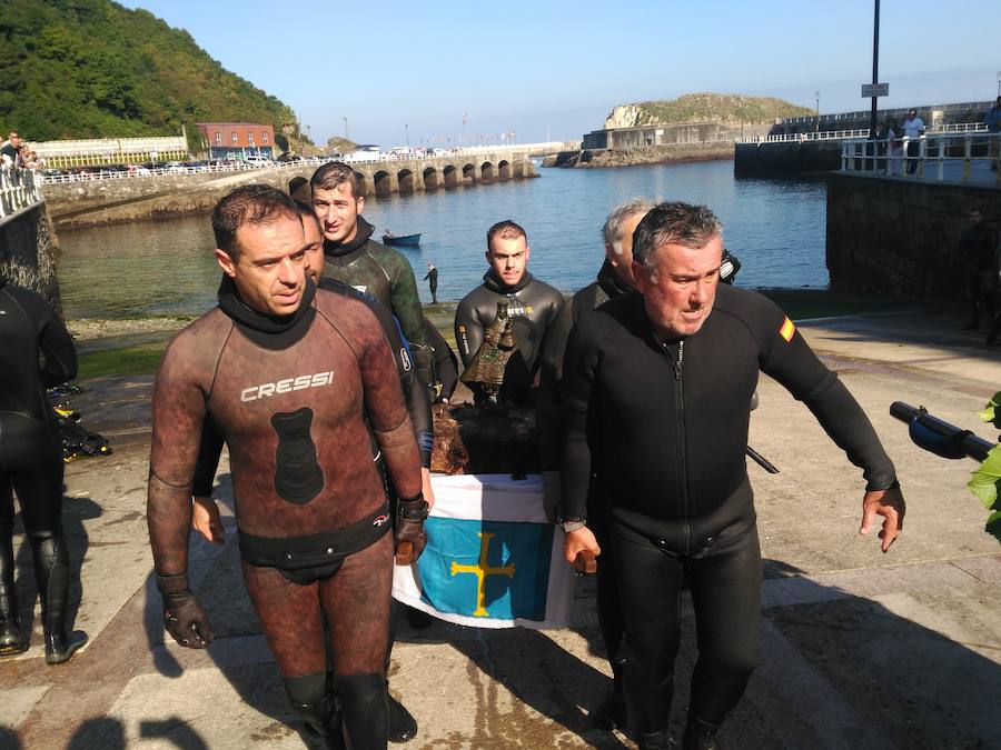 Decenas de personas se han congregado en el puerto de Cudillero para ver, un año más, a los submarinistas del Grupo Ensidesa de Actividades Subacuáticas (Club GEAS) sacar la imagen de la Santina del fondo del mar, una tradición que se remonta al año 1992. Tras llevar la talla en procesión hasta la iglesia, donde presidió la misa, fue devuelta al fondo marino, de donde resurgirá el próximo 8 de septiembre.